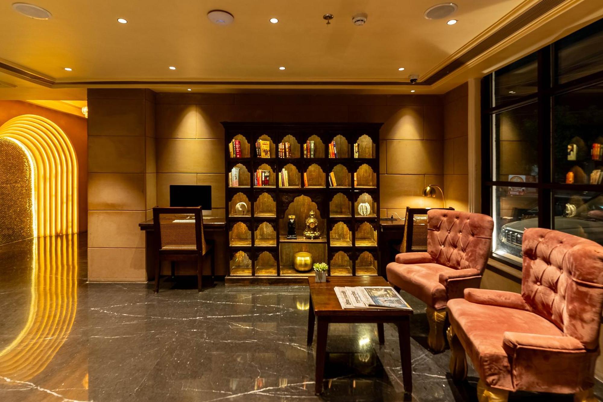 Historia Royal Hotel Udaipur Bagian luar foto