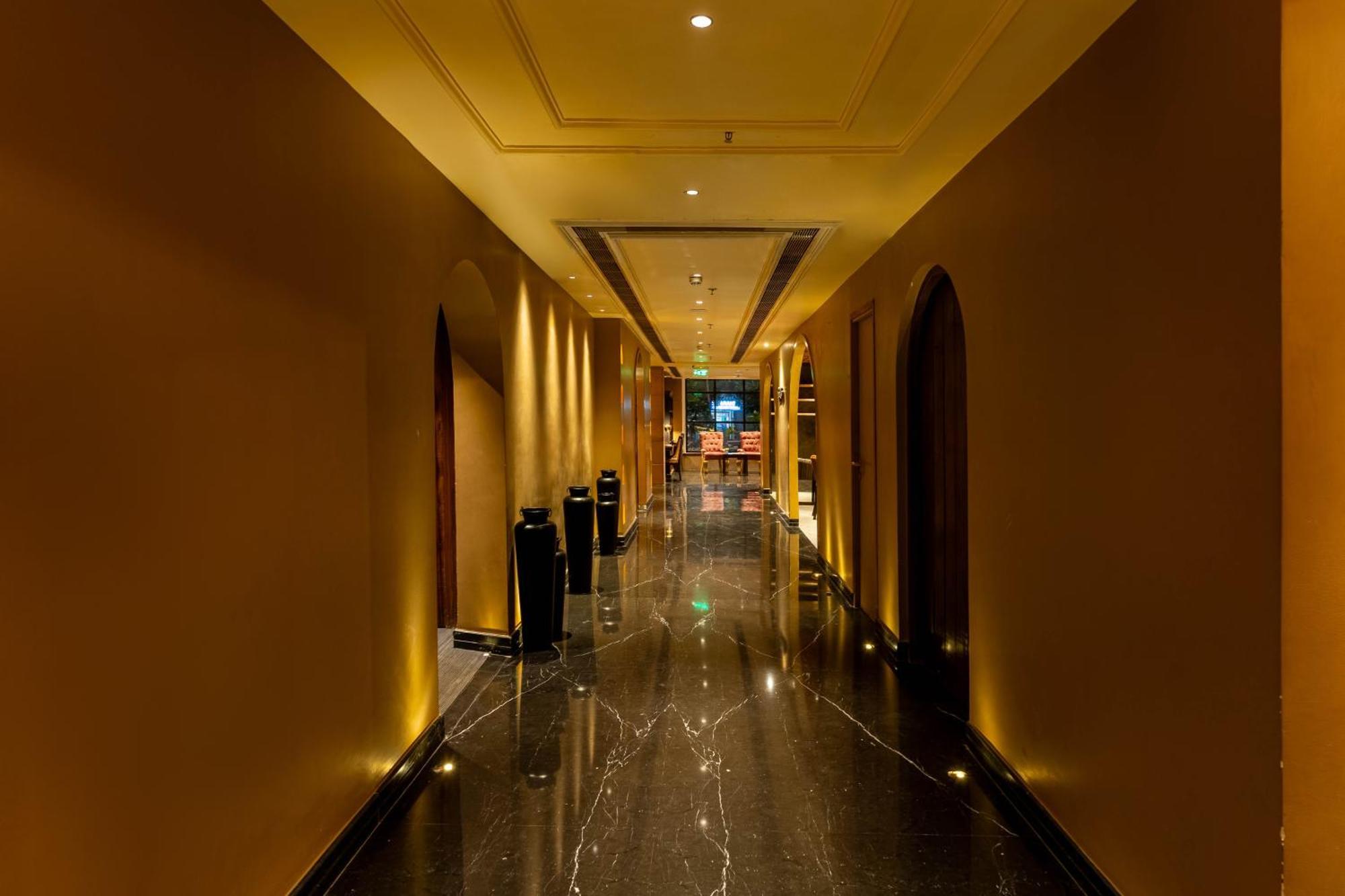 Historia Royal Hotel Udaipur Bagian luar foto