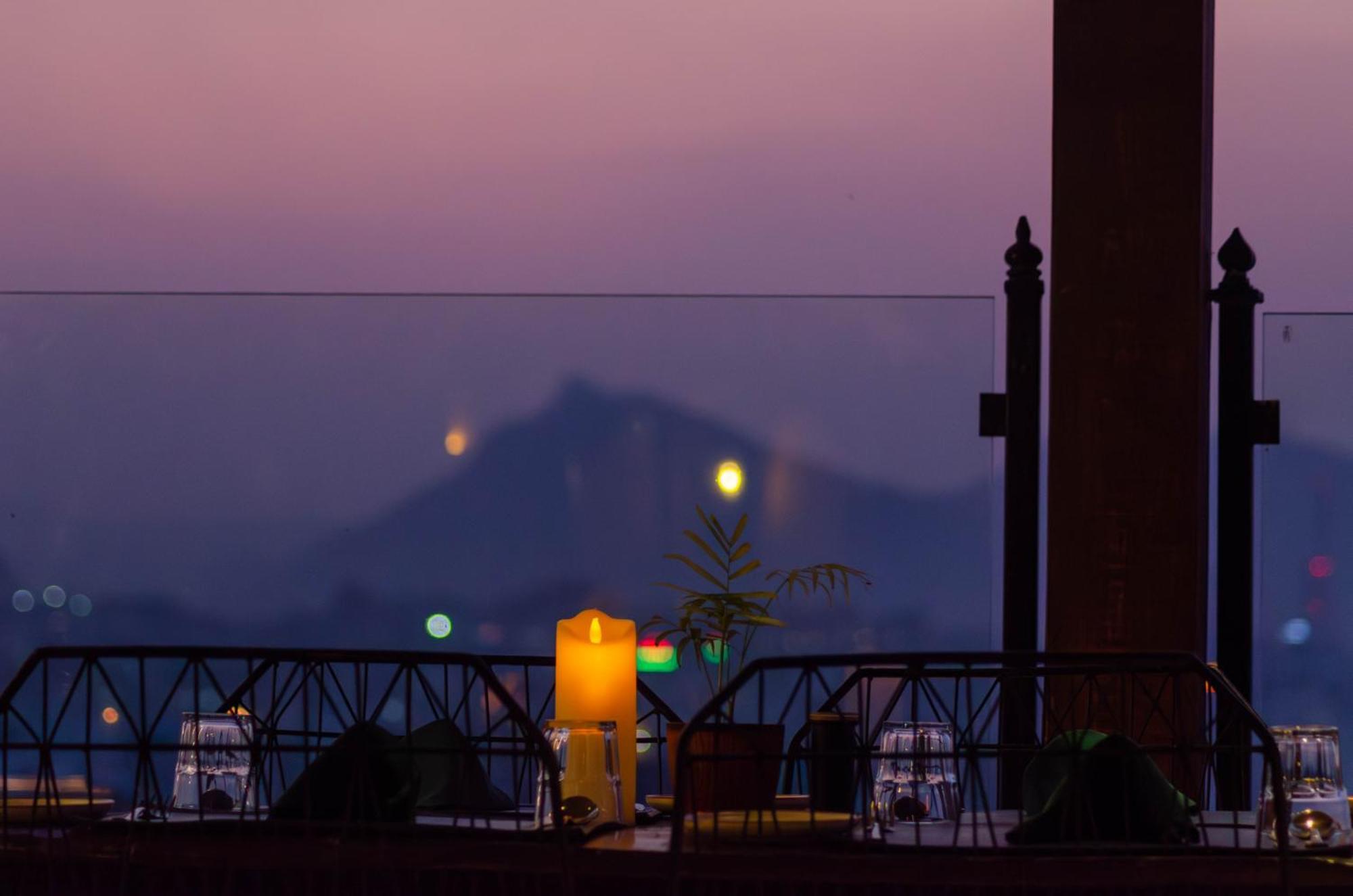Historia Royal Hotel Udaipur Bagian luar foto