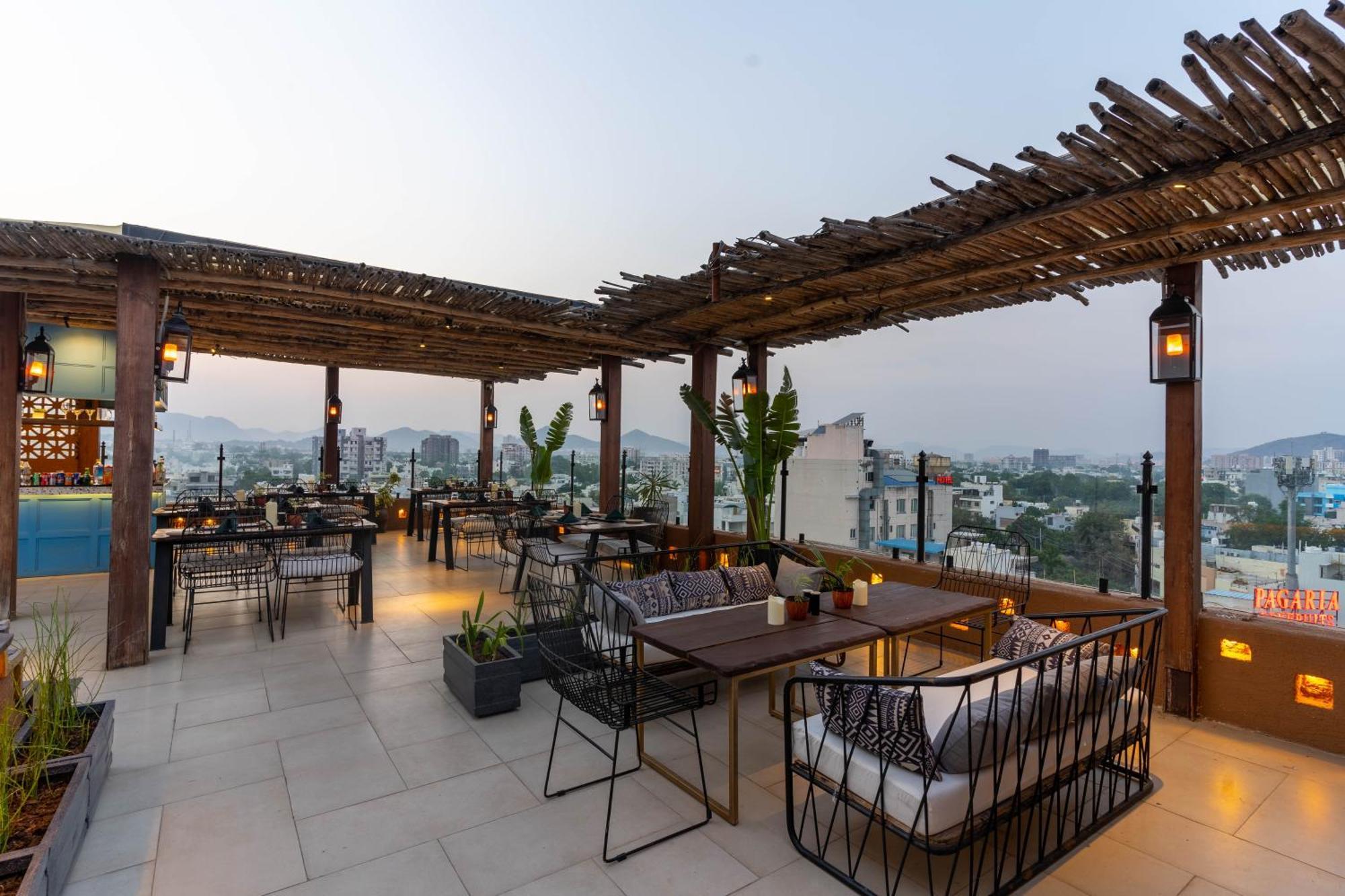 Historia Royal Hotel Udaipur Bagian luar foto