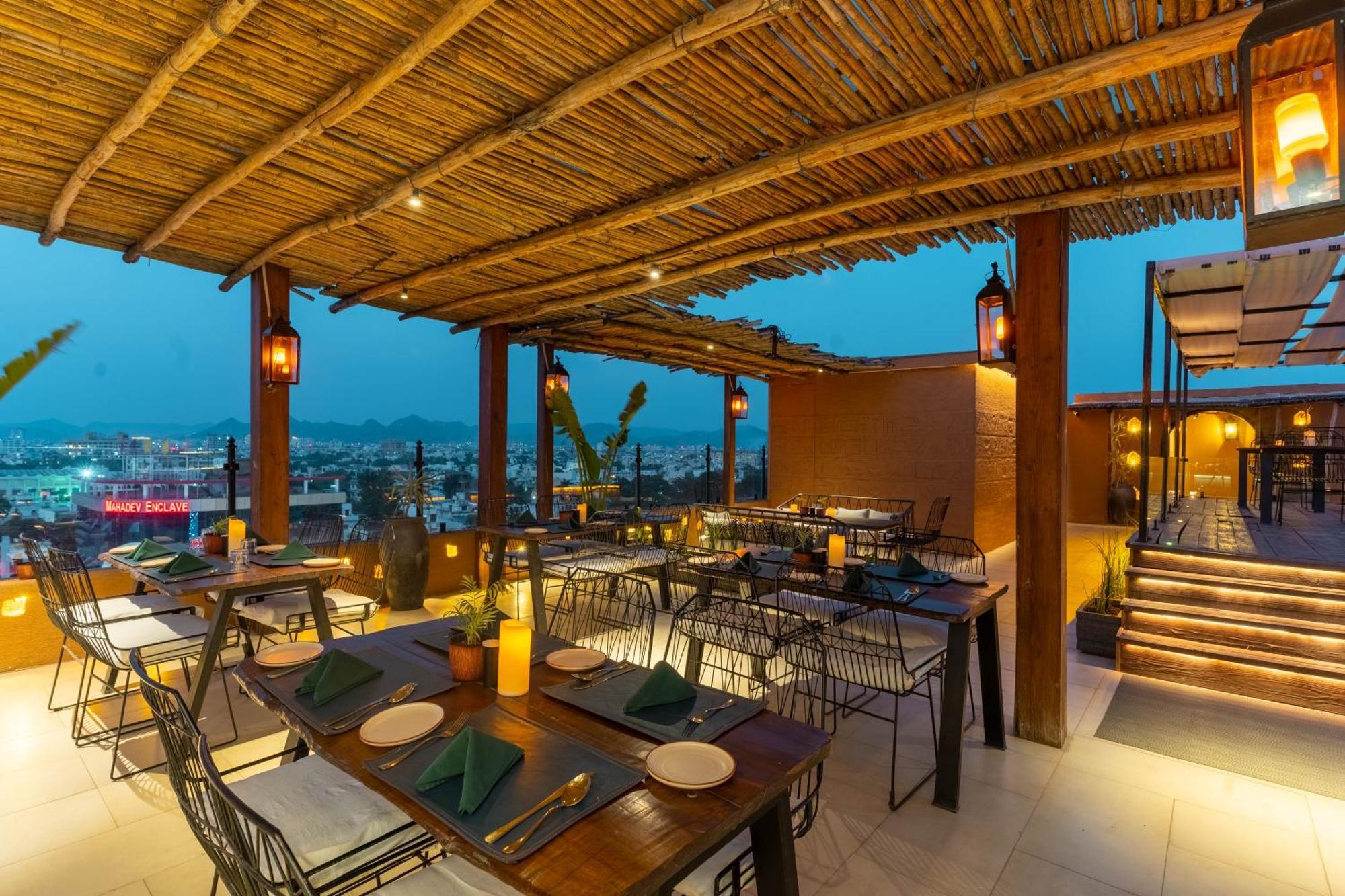 Historia Royal Hotel Udaipur Bagian luar foto