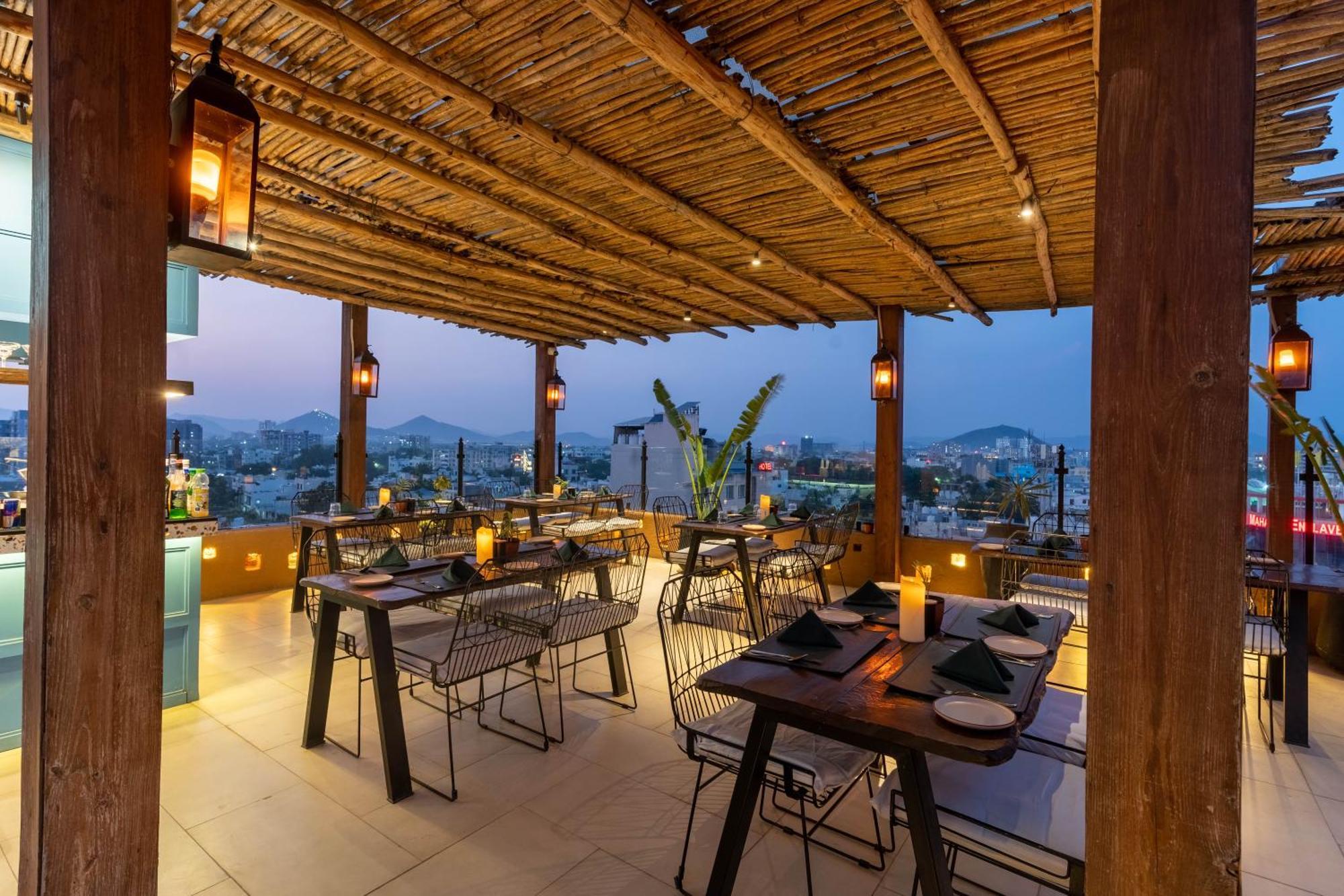 Historia Royal Hotel Udaipur Bagian luar foto