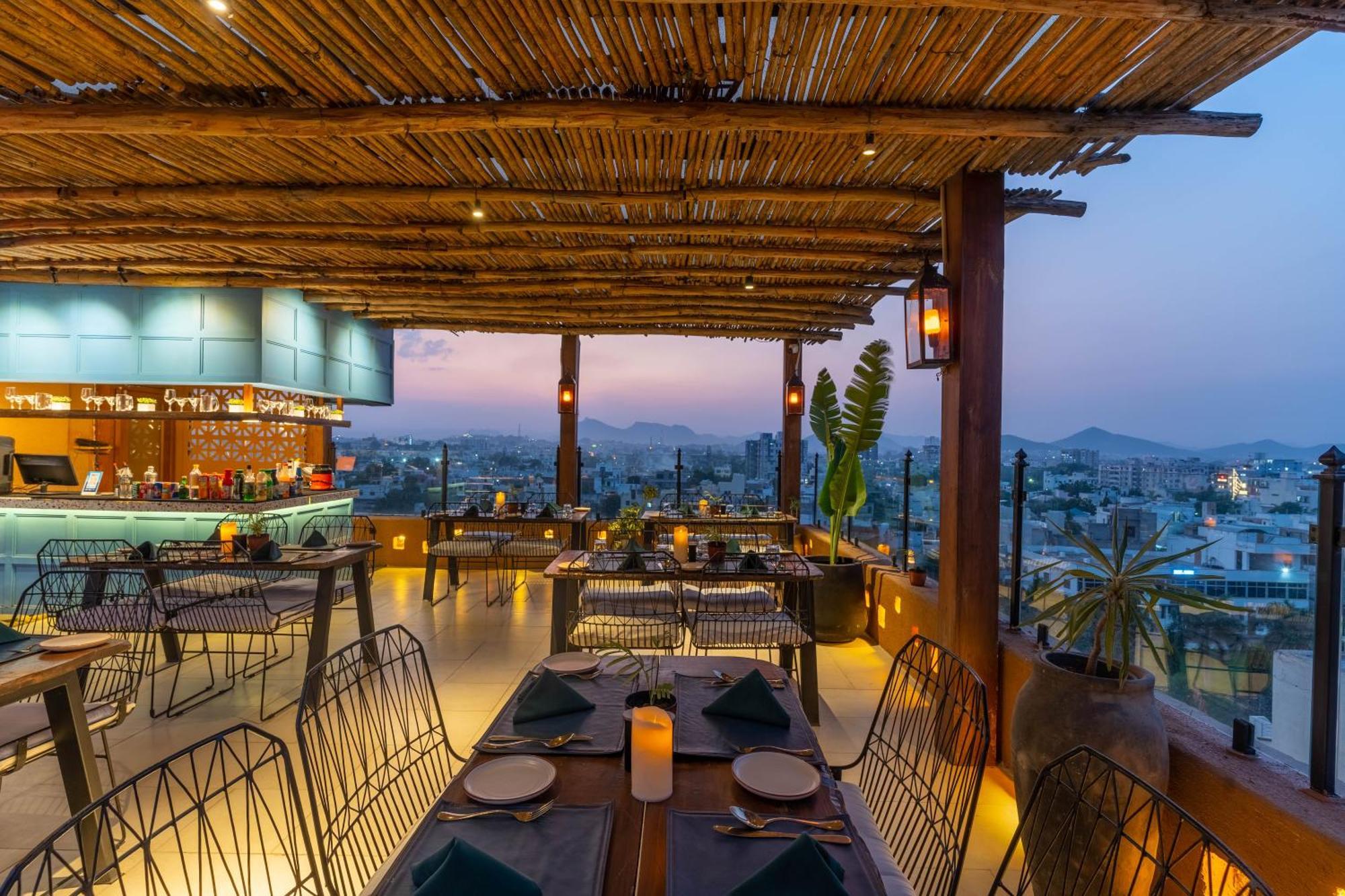 Historia Royal Hotel Udaipur Bagian luar foto