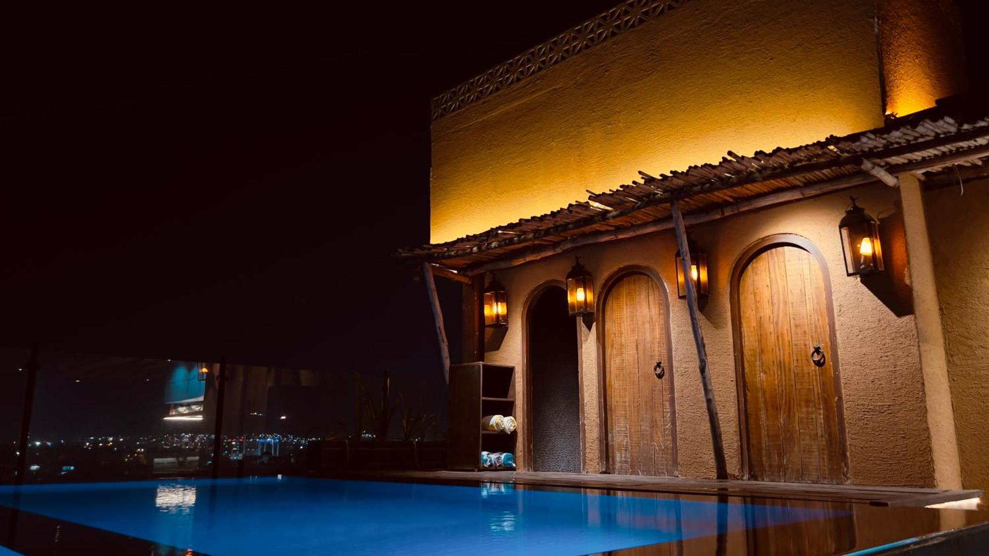 Historia Royal Hotel Udaipur Bagian luar foto