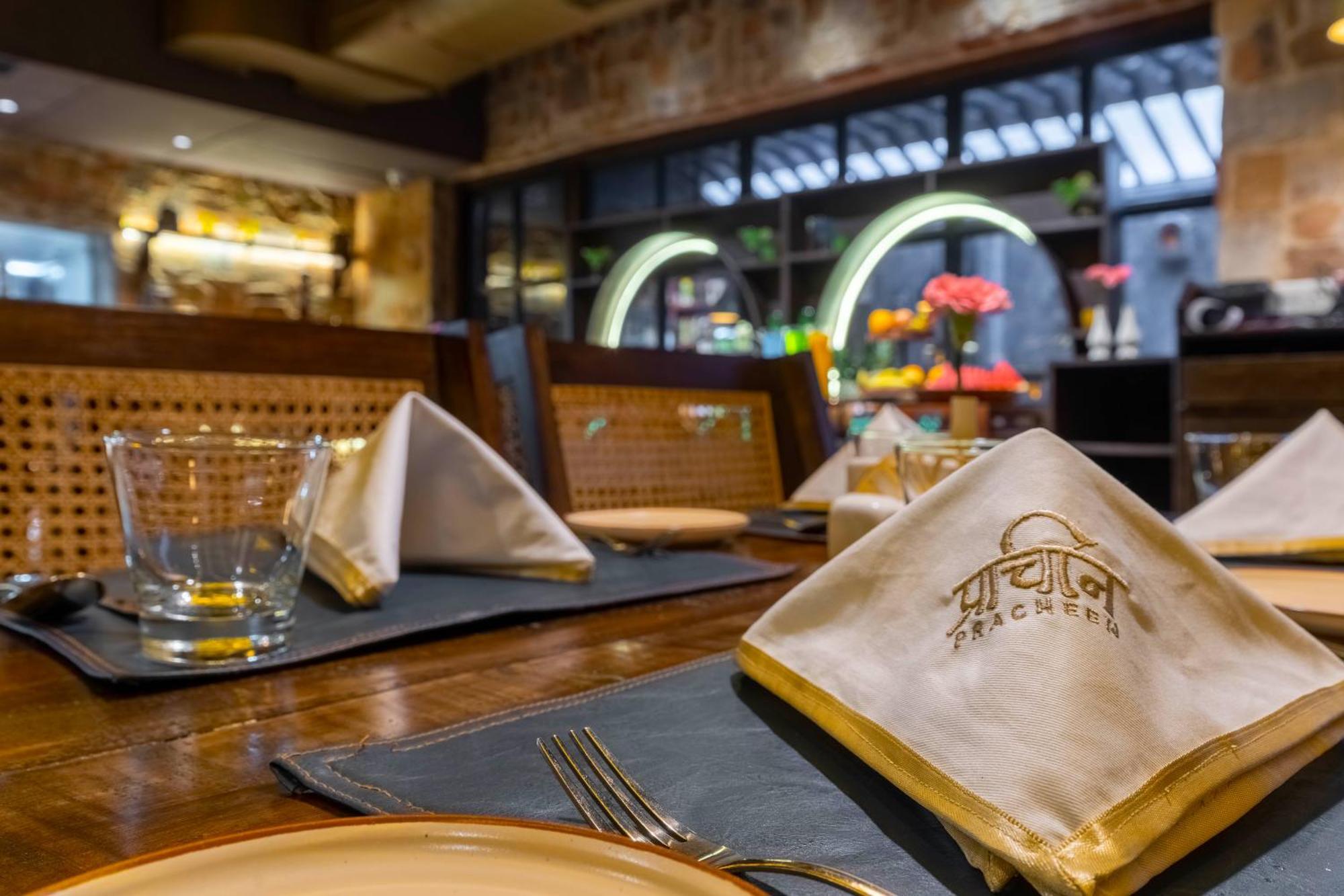 Historia Royal Hotel Udaipur Bagian luar foto