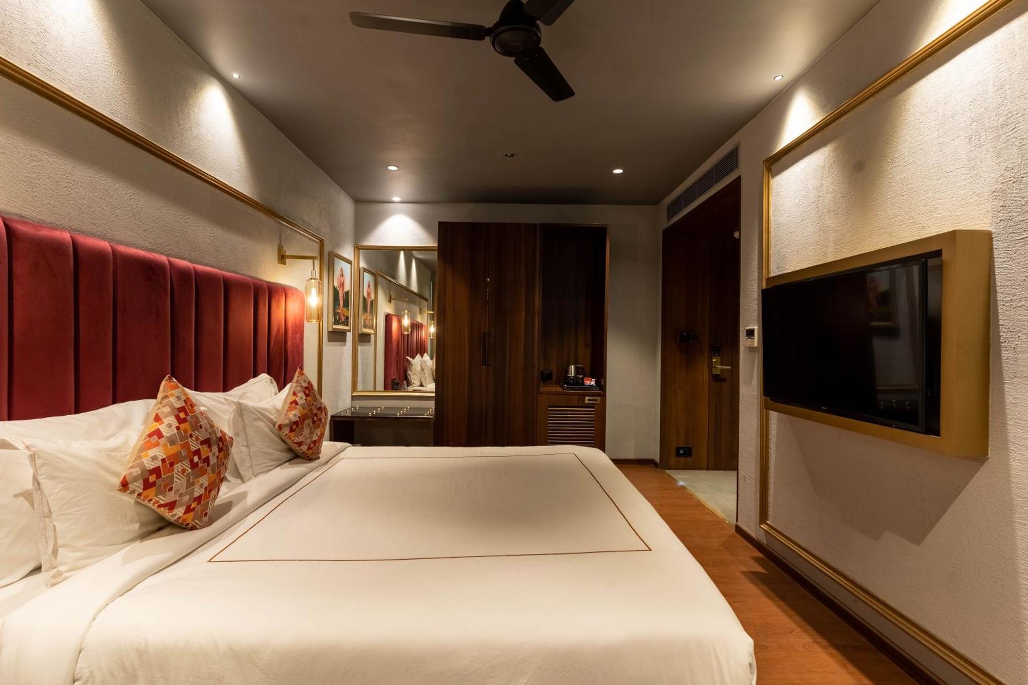 Historia Royal Hotel Udaipur Bagian luar foto